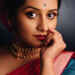 Sarayu Mohan Instagram - വീണ്ടും ചോന്നു!♥️ @vesh_busha @deepak__divakaran @meeramax_makeupartist @meeramax_academy