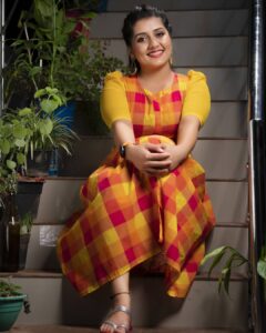 Sarayu Mohan Instagram - മഞ്ഞ ഉടുപ്പ് ഇട്ടാൽ, മഞ്ഞ നിറം കണ്ടാൽ സന്തോഷം വരണവരുണ്ടോ?
കാര്യം കറുപ്പും വെള്ളേം ആണ് മ്മടെ കക്ഷികൾ എങ്കിലും മഞ്ഞച്ചാൽ എനിക്ക് സന്തോഷം വരും...
ആഹ്ലാദപ്പിൻ... ആഹ്ലാദപ്പിൻ!
@meeramax_makeupartist
@chakitha_designs
@meeramax_academy
@deepak__divakaran