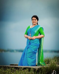 Sarayu Mohan Instagram - നീലാകാശത്തിന് കീഴെ നീലച്ച ഞാൻ!
സാരി പ്രേമം ♥️

@thebrandstorebyfebitha saree
@jilappi
@meeramax_makeupartist
@abilashchicku thank u🥰