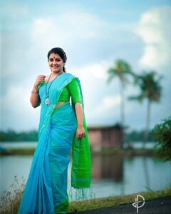 Sarayu Mohan Instagram - നീലാകാശത്തിന് കീഴെ നീലച്ച ഞാൻ!
സാരി പ്രേമം ♥️

@thebrandstorebyfebitha saree
@jilappi
@meeramax_makeupartist
@abilashchicku thank u🥰