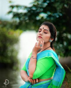 Sarayu Mohan Instagram - നീലാകാശത്തിന് കീഴെ നീലച്ച ഞാൻ!
സാരി പ്രേമം ♥️

@thebrandstorebyfebitha saree
@jilappi
@meeramax_makeupartist
@abilashchicku thank u🥰