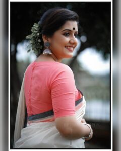 Sarayu Mohan Instagram - അഷ്ടമിരോഹിണി നാളിലെൻ മനസ്സൊരു മുഗ്ധ വൃന്ദാവനമായി മാറിയെങ്കിൽ.... ♥️

@ishnadesigns @mangalyakasav love for this beautiful soft pure handloom saree...
U gifted absolute my kind of pick!
@hareeshplamackal thank u dear for this amazing clicks
@navahcollections the jumka lover in me is soo satisfied and happy..
Thank u
@meeramax_makeupartist my constant, my comfort zone and my confidence...umma