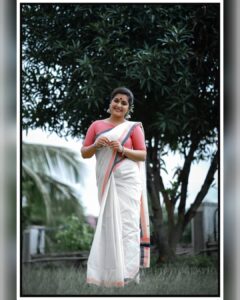 Sarayu Mohan Instagram - അഷ്ടമിരോഹിണി നാളിലെൻ മനസ്സൊരു മുഗ്ധ വൃന്ദാവനമായി മാറിയെങ്കിൽ.... ♥️

@ishnadesigns @mangalyakasav love for this beautiful soft pure handloom saree...
U gifted absolute my kind of pick!
@hareeshplamackal thank u dear for this amazing clicks
@navahcollections the jumka lover in me is soo satisfied and happy..
Thank u
@meeramax_makeupartist my constant, my comfort zone and my confidence...umma