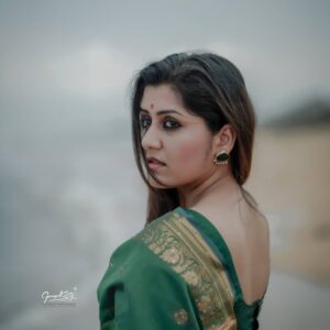 Sarayu Mohan Instagram - നിന്നിലേക്കുള്ള ഒരു കടൽ ദൂരം.....♥️

Click:@dy___bbuk  Thank u buddy🥰
Accessories:@be_trendy_be_you_