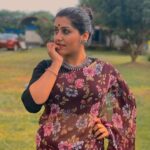 Sarayu Mohan Instagram - മനപൂർവ്വം മാറ്റി വെച്ച സാരീസ്നേഹം ഈയിടെയായി തിരിച്ചൊരു വരവ് വരുന്നുണ്ടെന്നാണ് തോന്നുന്നത്.... @chakitha_designs saree @nakshatra__online_by_riya_mary these are beautiful ❤️ @sanalvaassudev click Heera Waters