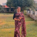 Sarayu Mohan Instagram - മനപൂർവ്വം മാറ്റി വെച്ച സാരീസ്നേഹം ഈയിടെയായി തിരിച്ചൊരു വരവ് വരുന്നുണ്ടെന്നാണ് തോന്നുന്നത്.... @chakitha_designs saree @nakshatra__online_by_riya_mary these are beautiful ❤️ @sanalvaassudev click Heera Waters