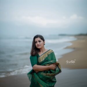 Sarayu Mohan Instagram - നിന്നിലേക്കുള്ള ഒരു കടൽ ദൂരം.....♥️

Click:@dy___bbuk  Thank u buddy🥰
Accessories:@be_trendy_be_you_
