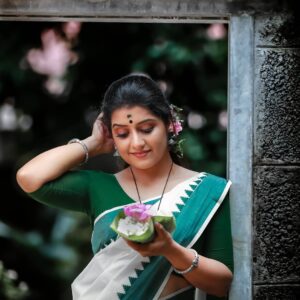 Sarayu Mohan Instagram - ഏറ്റവും ഇഷ്ടമുള്ള വേഷങ്ങളിൽ ഒന്ന്... പത്താമത്തെ വയസ്സിൽ സ്കൂളിൽ തിരുവാതിരക്ക് ആണ് ആദ്യം സെറ്റുമുണ്ട് ഉടുക്കുന്നത്... പിന്നെ പല നിറത്തിലെ കരകൾ, ഡിസൈനുകൾ, സ്വർണ കസവിന്റെ അകമ്പടി, വെള്ളികസവിന്റെ എത്തിനോട്ടം, ഓണാഘോഷത്തിന് മാത്രം ശ്വാസം വിടുന്ന വീതികസവുകൾ...ഉടുക്കുന്നതും ചുറ്റുന്നതും ഈ ഇരട്ടകുട്ടികളിൽ ഏതെന്നു എത്തുംപിടിയും കിട്ടാത്ത ആദ്യ നാളുകൾ... പല പരീക്ഷണങ്ങൾക്കും ശേഷം കറങ്ങി തിരിഞ്ഞ് ഇഷ്ടം വന്നു ചേർന്ന് നിൽക്കുന്ന സാധാ സെറ്റുമുണ്ടുകൾ... അതിലെ ഒരു പാവം പച്ചക്കര !!!
MUA:@meeramax_makeupartist 
Pic:@jilappi 
Thank you:@meeramax_academy