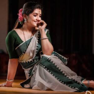 Sarayu Mohan Instagram - ഏറ്റവും ഇഷ്ടമുള്ള വേഷങ്ങളിൽ ഒന്ന്... പത്താമത്തെ വയസ്സിൽ സ്കൂളിൽ തിരുവാതിരക്ക് ആണ് ആദ്യം സെറ്റുമുണ്ട് ഉടുക്കുന്നത്... പിന്നെ പല നിറത്തിലെ കരകൾ, ഡിസൈനുകൾ, സ്വർണ കസവിന്റെ അകമ്പടി, വെള്ളികസവിന്റെ എത്തിനോട്ടം, ഓണാഘോഷത്തിന് മാത്രം ശ്വാസം വിടുന്ന വീതികസവുകൾ...ഉടുക്കുന്നതും ചുറ്റുന്നതും ഈ ഇരട്ടകുട്ടികളിൽ ഏതെന്നു എത്തുംപിടിയും കിട്ടാത്ത ആദ്യ നാളുകൾ... പല പരീക്ഷണങ്ങൾക്കും ശേഷം കറങ്ങി തിരിഞ്ഞ് ഇഷ്ടം വന്നു ചേർന്ന് നിൽക്കുന്ന സാധാ സെറ്റുമുണ്ടുകൾ... അതിലെ ഒരു പാവം പച്ചക്കര !!!
MUA:@meeramax_makeupartist 
Pic:@jilappi 
Thank you:@meeramax_academy