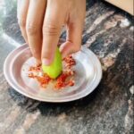 Sarayu Mohan Instagram - ഉപ്പും മുളകും പേപ്പറിൽ പൊതിഞ്ഞു കൊണ്ട് വന്നു ഒരു വാഴയില കീറിലേക്ക് പരത്തി കൂട്ടുകാരുമായി ഒരു ഇരിപ്പുണ്ടായിരുന്നു അന്നൊക്കെ.... ഇന്ന് നൊസ്റ്റു അയവിറക്കി ഒറ്റയ്ക്കിങ്ങനെ ഇരുന്ന് നിർവൃതി അടയലേ രക്ഷയുള്ളൂ....