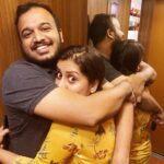 Sarayu Mohan Instagram - ധൃതരാഷ്ട്രാലിംഗനം😬 Pic:@samil.mohd Barbeque Nation