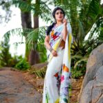 Shamna Kasim Instagram - Smile Breathe and go slowly……. Saree: @bhargavikunam Makeup & hair: @emraanartistry Pics: @v_capturesphotography Earrings: @petalsbyswathi #comedystars #maatv #lovemyjob #lovemyself ❤️