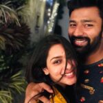 Shanthanu Bhagyaraj Instagram - Wishing y’all a #Happy2020💛 Let’s welcome this decade with a lot of hope , love , positivity💛 Love everyone like you wud love ur own self 💛 @kikivijay11 @mahu3784 @nishkrish @poornimabhagyaraj @ritchiedamian @the_kaladhar @arvindkaladhar @jayanthirkv
