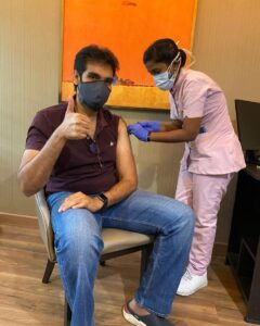 Sibi Sathyaraj Instagram - ஆத்தா...! நான் பாஸ் ஆயிட்டேன் 😀

Finally! Took my first shot. Go grab yours and let’s fight #Covid together💪🏻 

@sputnik_vaccine @theapollohospitals 

#getvaccinated #sputnik #sputnikv #vaccinationdone✔️ #vaccinated #sibiraj #sibisathyaraj