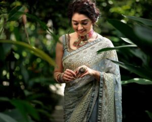 Sija Rose Instagram - Couldn’t get over this series✨
.

Photography& retouche @shafeek_aali_official_
Video cuts @sanuf_hussain_ 
Assistant's  @younus__s_  @krishnakanth.in

MUA : @abilashchickumakeupartist 
Attire : @thebrandstorebyfebitha 
Accessories: @bridal_jewellery_rental_peony
Pretty blouse: @babe_by_minnumariya
.
#saree #attire #traditional #ocean #oceaneyes #sijarose #instafashion #instapic #instagram #instagood
