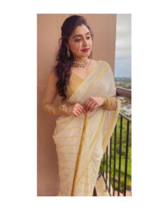 Sija Rose Instagram - Getting into the Onam vibe! ✨
.
Have a safe celebration 
.
Attire: @khajuraho_boutique_ 
Dolled by : @makeupbychristeena 
Thank you @keepitstylish_by_ammu 🥰
📷: when mom tries her best in capturing me
.
#onamvanalo #Kodiuduthallo #unnichaadimaranjallo 

#instafashion #sijarose #saree