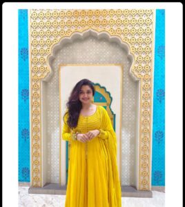 Sija Rose Instagram - Diwali ki शुभ कामनाएं 🪔
.
Festive 👉🏼
Attire : @khajuraho_boutique_ 
.
#yellowbee #swirl #festivepost