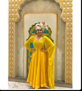 Sija Rose Instagram - Diwali ki शुभ कामनाएं 🪔
.
Festive 👉🏼
Attire : @khajuraho_boutique_ 
.
#yellowbee #swirl #festivepost
