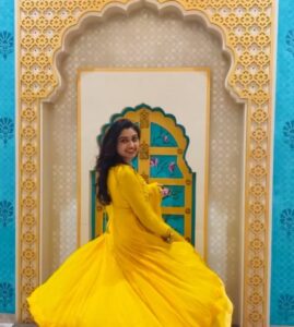 Sija Rose Instagram - Diwali ki शुभ कामनाएं 🪔
.
Festive 👉🏼
Attire : @khajuraho_boutique_ 
.
#yellowbee #swirl #festivepost