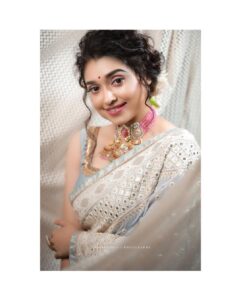 Sija Rose Instagram - ✨ ذرية 
.
Zariya
.

Photography& retouche @shafeek_aali_official_
Video cuts @sanuf_hussain_ 
Assistant's  @younus__s_  @krishnakanth.in

MUA : @abilashchickumakeupartist 
Attire : @thebrandstorebyfebitha 
Accessories: @bridal_jewellery_rental_peony
Pretty blouse: @babe_by_minnumariya
.

#saree #zariya #makeup #light #ocean #oceaneyes #sijarose #tradional #instafashion