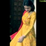 Sneha Ullal Instagram - Thoda sa jhoom lu mein @sarathshetty meet the chick behind the camera ie. @saumyaullal 😂🤪