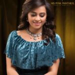 Sri Divya Instagram - Wearing a beautiful piece of jewelry makes you smile 🙂 @mspinkpantherjewel @prashun_photography