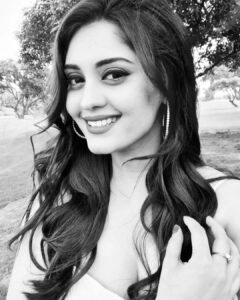 Surabhi Instagram - Love your Self-ie ;)