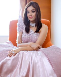 Tanushree Dutta Instagram - I know this caption comes with a super glam pic from a recent event & photoshoot but still I can't help telling y'all what I felt few days bk. 
I'm accustomed to a reasonably comfortable life since my childhood and I'm grateful to God for that. 
I order my usual no carb, gluten free, diet meal n dessert from a speciality cafe and thoroughly enjoy the scrumptious food. But last few days my morsels dont go down my throat without dollops of guilt..a feeling that millions are perhaps going without food in our country in this pandemic. 
I donate what I can afford every year to charity, but still this aching pain I felt was beyond words. I felt horrible about eating such exclusive food but I was hungry so I ate it anyways. It was so confusing to feel like that. I asked God in my prayers later that night..why do I feel like this?? He spoke back to me like a telepathy- "get used to it....it will grow along with your privilege" ... something like that. Anyways I decided to order grocery and only cook my own diet meals today onwards. I've also decided to lead a simple life apart from my work related glam appearances. Hopefully I wont feel bad now.