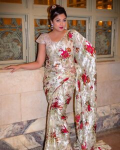 Tanushree Dutta Instagram - Fall/winter fashion photoshoot in Nyc Grand central station designer @poshparicouture 
Styling  @ttandonny 
MU/hair  @shadesbysahar 
Shot by  @photo_slayer