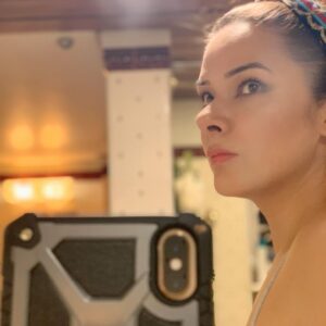 Udita Goswami Instagram - Siri, remove my makeup. 
Swipe right to see before and after. 👉🏼