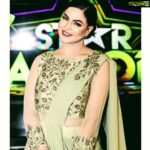 Veena Malik Instagram - مثال دست زلیخا تپاک چاہتا ہے یہ دل بھی دامن یوسف ہے چاک چاہتا ہے دعائیں دو مرے قاتل کو تم کہ شہر کا شہر اسی کے ہاتھ سے ہونا ہلاک چاہتا ہے فسانہ گو بھی کرے کیا کہ ہر کوئی سر بزم مآل قصۂ دل دردناک چاہتا ہے ادھر ادھر سے کئی آ رہی ہیں آوازیں اور اس کا دھیان بہت انہماک چاہتا ہے ذرا سی گرد ہوس دل پہ لازمی ہے فرازؔ وہ عشق کیا ہے جو دامن کو پاک چاہتا ہے احمد فراز#VeenaMalik Karachi, Pakistan