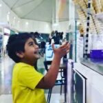 Veena Malik Instagram - Ice cream guy tricking and having fun with #Abram #VeenaMalik #VeenaMalikKids