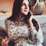 Aarti Chhabria Instagram - “Communication is key, and a large part of that is listening..” ~ ACB. Listen to understand, not just to respond. . . . . #artofconversation #response #stimulus #reaction #communicationskills . . . . #aartichabriaquotes #aartichabria #communication #onthephone #talkingtome #lookingout #dress #sheike #friday #fridayvibes #fridayquotes #fridaymood