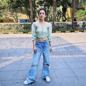 Akshara Haasan Instagram - Day 5 promotions @amnp_thefilm on @primevideo 

 @rajaramamurthy @trendloud 

Styling : @navadevi.rajkumar 
Hair : @shaash.makeup 
Make Up : @abhiramisivakumar 
Outfit : @malarvikrambridalcouture