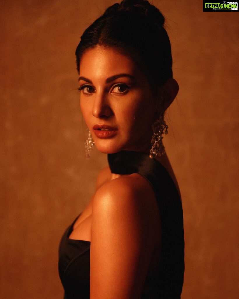 Actress Amyra Dastur HD Photos and Wallpapers April 2022 - Gethu Cinema