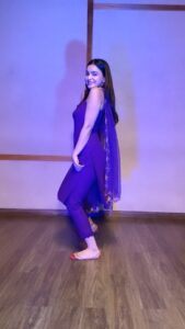 Ankitta Sharma Instagram - I just had to! 🌙💜 Choreography: @niraj_patel_06 Wearing: @needleandbeyondofficial #chandbaliyan #ankitasharma #reelitfeelit #saadireelsaadifeel