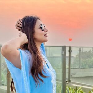Divyanka Tripathi Instagram - My prankster photographer Mr Vivek Dahiya was clearly waiting for me to smile wider, so he can stealthily make me 'Eat the Sun'! 🙄 See next two pics and tell me if I'm wrong 🤨
