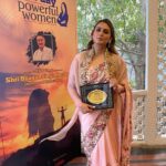Huma Qureshi Instagram - Hello March ! Happy Women’s Day to all my sisters out there !! Thank you @midday_entertainment and the Hon Governor for the ‘Iconic Actor 2022’ honour . #march #womensday #gratitude #blessed #2022