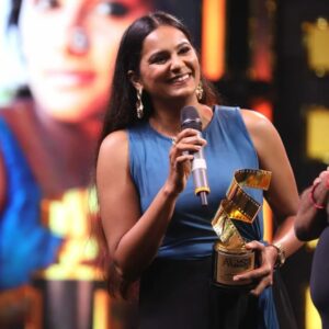 Lakshmi Priyaa Chandramouli Instagram - A big thanks to @jfwdigital for this 'Best Actress - Special Recognition' award for Sivaranjaniyum Innum Sila Pengalum. Very very happy to receive the award from the person who is the reason for this whole thing,  @directorvasanth.official sir! Congratulations to all the other winners.
Styled by @navadevi.rajkumar
MUAH @chisellemakeupandhair
Wearing @sameenasofficial
 #JFWCinemaAwards2022 #StyleWithNava #BestActress #SISPOnSonyLiv #GratitudeAlways #ThankYouUniverse #OnwardsAndUpwards #ActorsLife