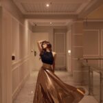Mouni Roy Instagram - Feedle-de-de • • • In @deme_love_ X @kalkifashion Style my @anusoru @nidhikurda Hair @chettiarqueensly Make up @chettiaralbert Destination @nambiarbuilders Wedding planner @neferrtitiweddings Decor and styling @neferrtitiweddings Film maker @theweddingjournalsofindia Technical partner @resonateproblr Dj @dj_sharath Bangalore, India