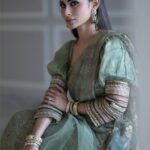 Mouni Roy Instagram - Love 🍃 • • • • In @jjvalaya x @razwada.jewels Style by @rishika_devnani Assisted by @romamaityy Make up @chettiaralbert Hair @chettiarqueensly Destination @nambiarbuilders Wedding planners @neferrtitiweddings Decor and styling @Neferrtitiweddings Flim maker @theweddingjournalsofindia Technical partner @resonateproblr Dj @dj_sharath
