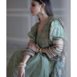 Mouni Roy Instagram - Love 🍃 • • • • In @jjvalaya x @razwada.jewels Style by @rishika_devnani Assisted by @romamaityy Make up @chettiaralbert Hair @chettiarqueensly Destination @nambiarbuilders Wedding planners @neferrtitiweddings Decor and styling @Neferrtitiweddings Flim maker @theweddingjournalsofindia Technical partner @resonateproblr Dj @dj_sharath