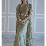 Mouni Roy Instagram - Love 🍃 • • • • In @jjvalaya x @razwada.jewels Style by @rishika_devnani Assisted by @romamaityy Make up @chettiaralbert Hair @chettiarqueensly Destination @nambiarbuilders Wedding planners @neferrtitiweddings Decor and styling @Neferrtitiweddings Flim maker @theweddingjournalsofindia Technical partner @resonateproblr Dj @dj_sharath