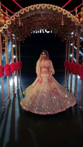 Neha Bhasin Instagram - I am very grateful for all blessings.
God is very kind ♥️
A beautiful Punjabi folk performance coming soon at the #mirchimusicawards.
In 2013 all music channels, radio stations refused to play my independent music aka originals and specially folk music. "Yeh nahin chalta hai" they said and the fact it was on our Indi label @5am.audio @zookthespook
Aur aaj Yeh mainstream channel pe air hoga.
I complete 20 years, in music industry this month and I still feel as fresh, as enthusiastic and as dedicated to my art.
Thank you for supporting me always.
20 saal tikke Rehne ke liye jazba chahiye aur guts bhi dono bharke hain mere Mein 😍
And with sheer talent and belief Sameer and I have brought Punjabi folk back to life again this era. Cheers to many more

Outfit @abhinavmishra_

#NehaBhasin
#madhaniya
