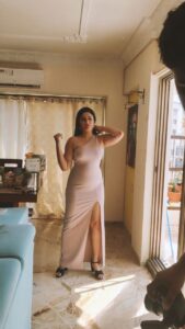 Poonam Bajwa Instagram - One day,on a sunny afternoon,in my drawing room, figuring how to pose! ✨✨✨✨✨✨✨✨✨✨✨✨✨✨ Lokhandwala Complex