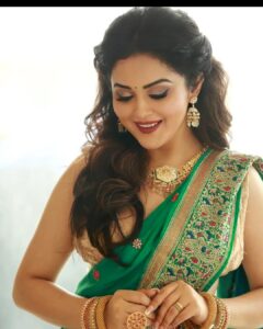 Ragini Nandwani Instagram - Proud to be Indian woman #chennai ##kerala #love #green #indianactress #southactress #womenempowerment #thalapathy #mahashivratri #festiveseason #morningvibes #makeup #jewellery #instabeauty #influencer#hotonbeauty