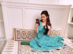Ragini Nandwani Instagram - Candid shots📸📸 in between shoot🎬📽 are fun sometimes 

#shooting #workmode #sunday #candidphotography #white #indianactress #lazy #cute #ragininandwani #tea #bollywoodstyle #southactress #hairstyles #kerela #haircommercial