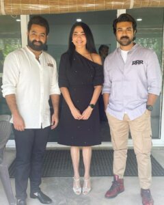 Ramya Subramanian Instagram - While the entire nation wants to go watch RRR tomorrow , this was my moment of glory happily smiling and rejoicing the wonderful time spent with @jrntr @alwaysramcharan and @ssrajamouli (sir was busy talking on the phone as you can see in the background and I dint want to intrude 🙈) ♥️😊. 

Here is to a phenomenal success for RRR , making us proud Indians an d break records internationally 🔥🔥🔥🔥🔥🔥🔥🔥🔥🔥🔥🔥🔥🔥🔥.