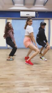 Shamita Shetty Instagram - Lets do the Rum Pa Pa!🕺💃🎵
.
.
.
.
.
#reelitfeelit #reeloftheday #dancemode #dance #vibes #movesoftheday