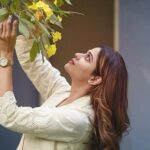 Shamita Shetty Instagram – Head full of dreams, hand full of flowers❤️ 

.
.
.
#naturesbeauty #flowers #love #mood #pictureoftheday #springvibes #naturelovers #yellowvibes